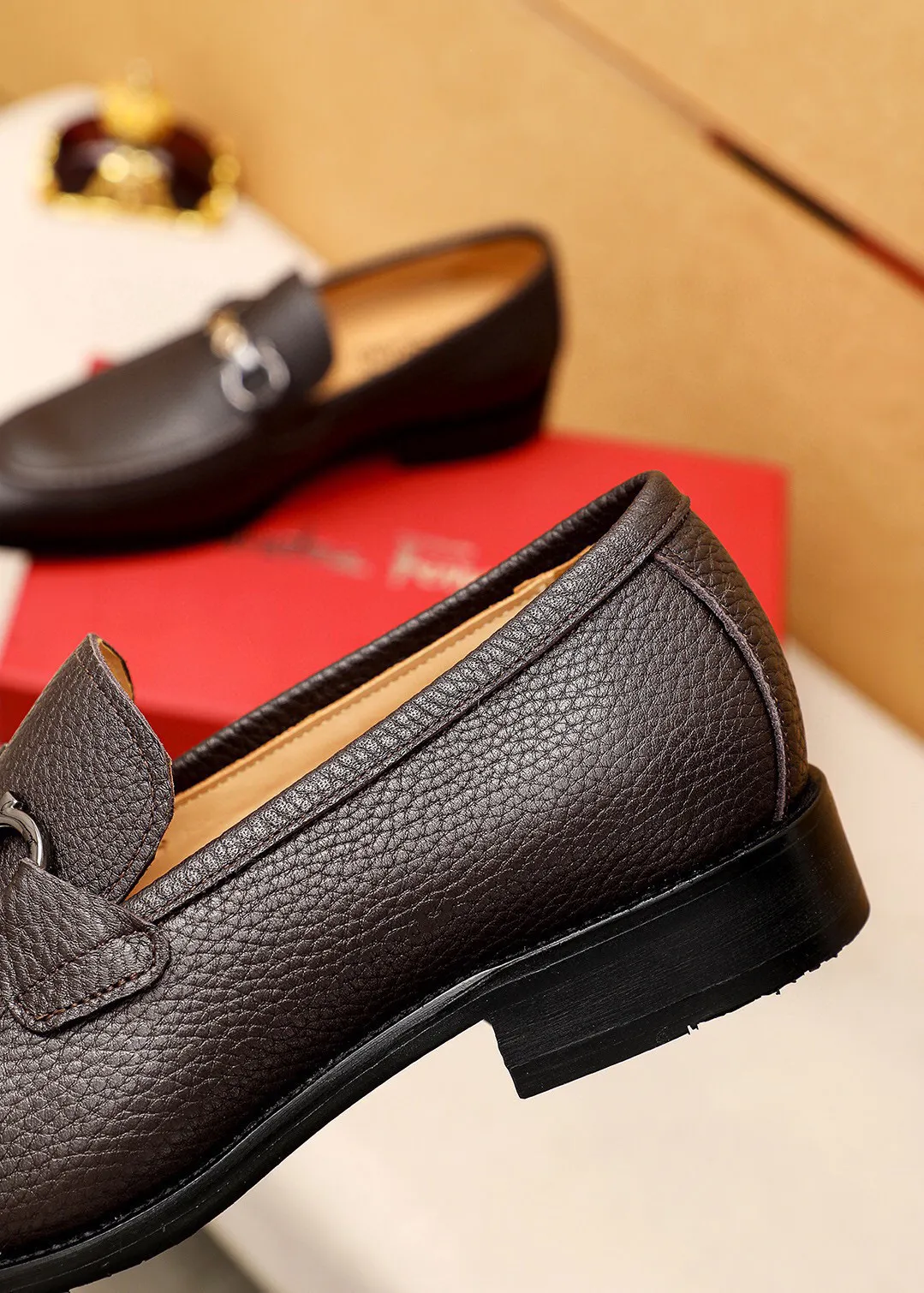 Men's shoes 💰460 💐 Product trademark: Ferragamo "Ferragamo" casual leather shoes Regular size: 38-44 (45🉑️customized) Product materials: Selected imported first-layer pebbled calfskin upper + luxury hardware buckle, imported water-dyed cow leather lining. Strong three-dimensional visual effect, original combination outsole Color: 2⃣️colors available